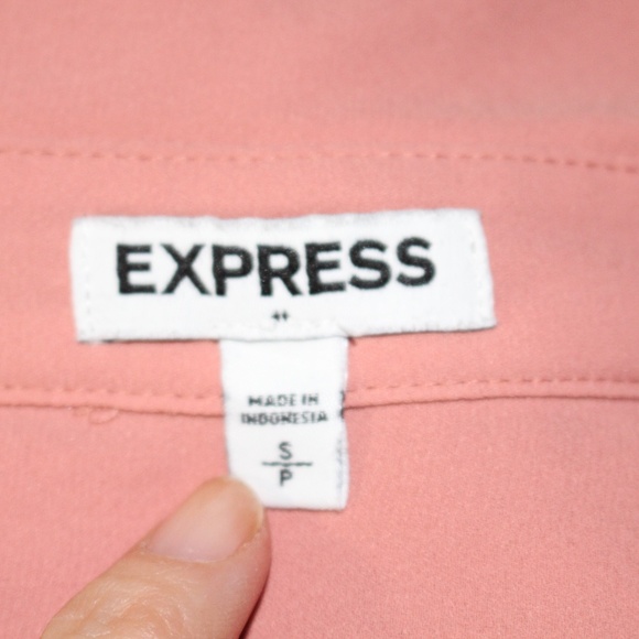 Express, salmon color blouse long sleeve that can roll up and button to 3/4 - Picture 5 of 5